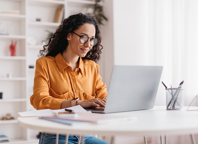 Woman using netXplore on her laptop