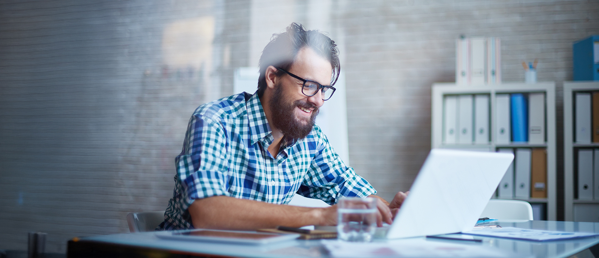 Contact us header - man enjoying Mpirical learning on his laptop